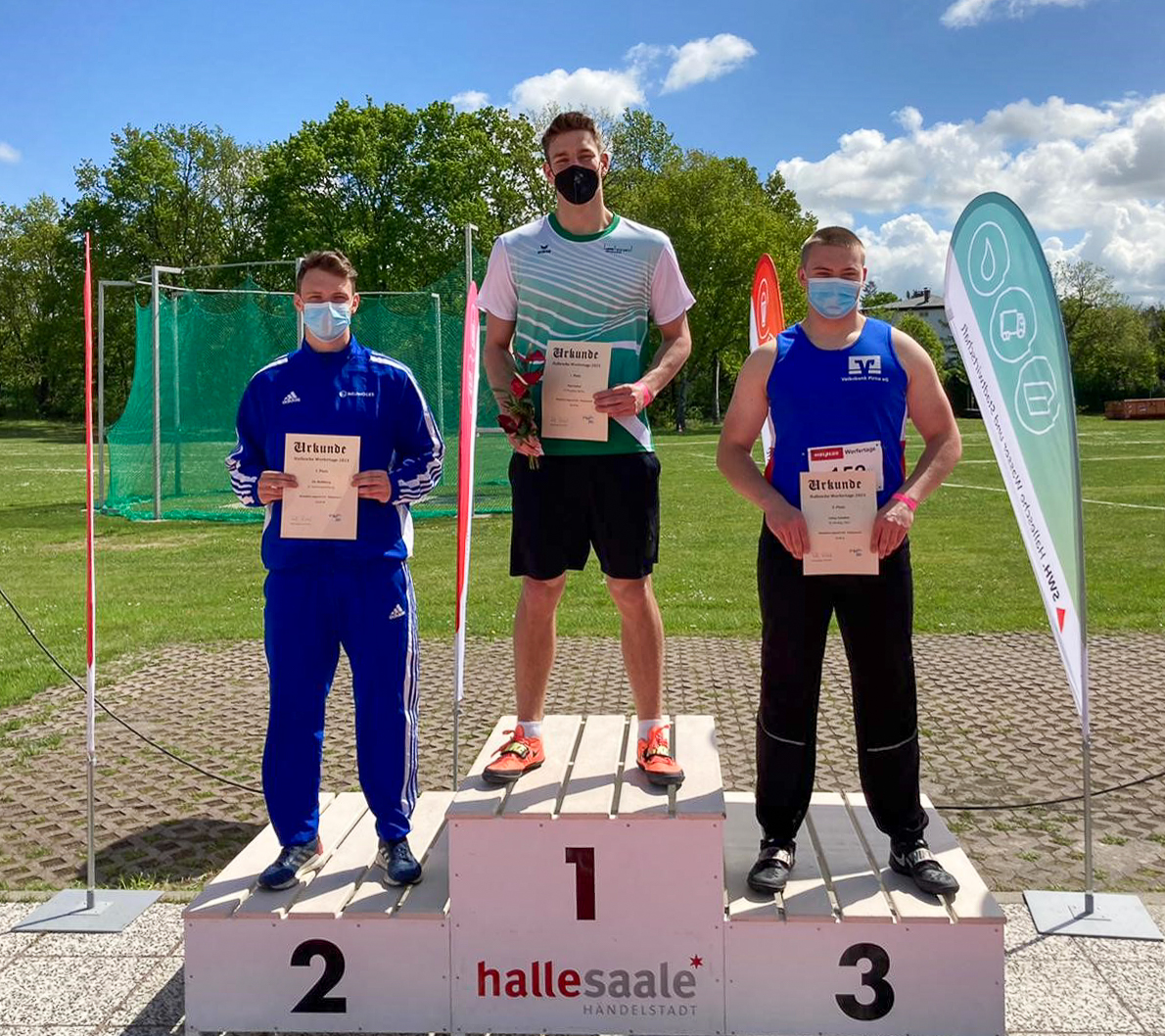 Siegerehrung beim Werfertag in Halle, Ole Mehlberg (SCN) belegt den 2. Platz im Diskuswurf